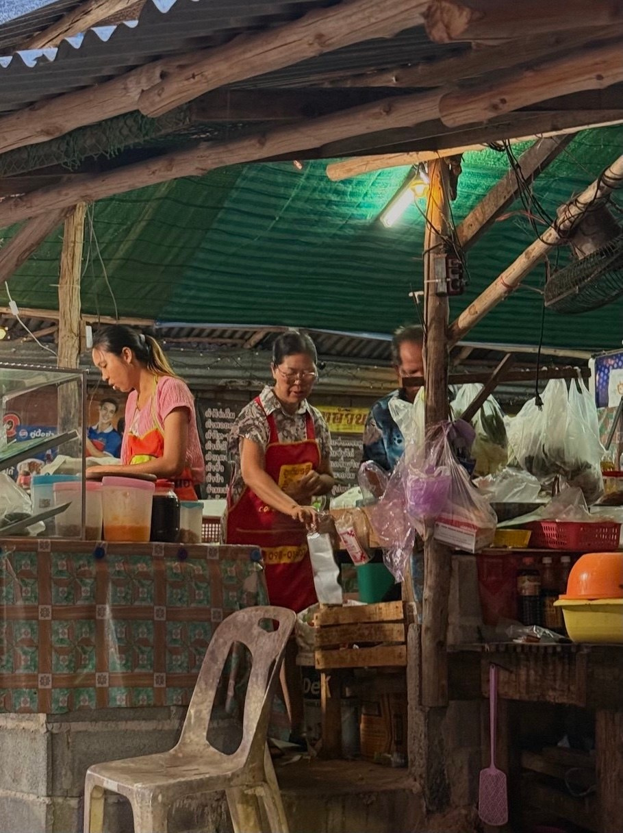 Уличная фотография. Красный_2. Портретный фотограф Алена Новгородцева