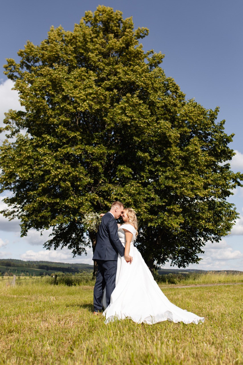 Svatební tým — svatební fotograf a kameraman. Dana Lišková — Empatická fotografka | Introspektivní umělkyně | Neurodivergentní koučka| Zakladatelka Artepy.cz