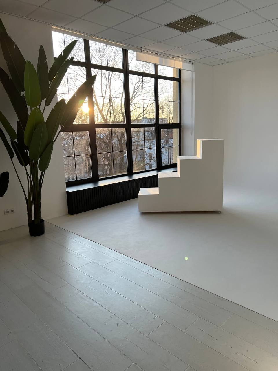 Radoša fotosesijas zona ar dažādiem rekvizītiem un dekorācijām