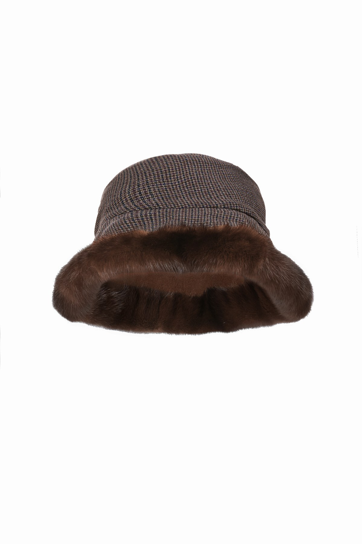 Ten coats and three hats: the plan changed in the first hour | Fashion project