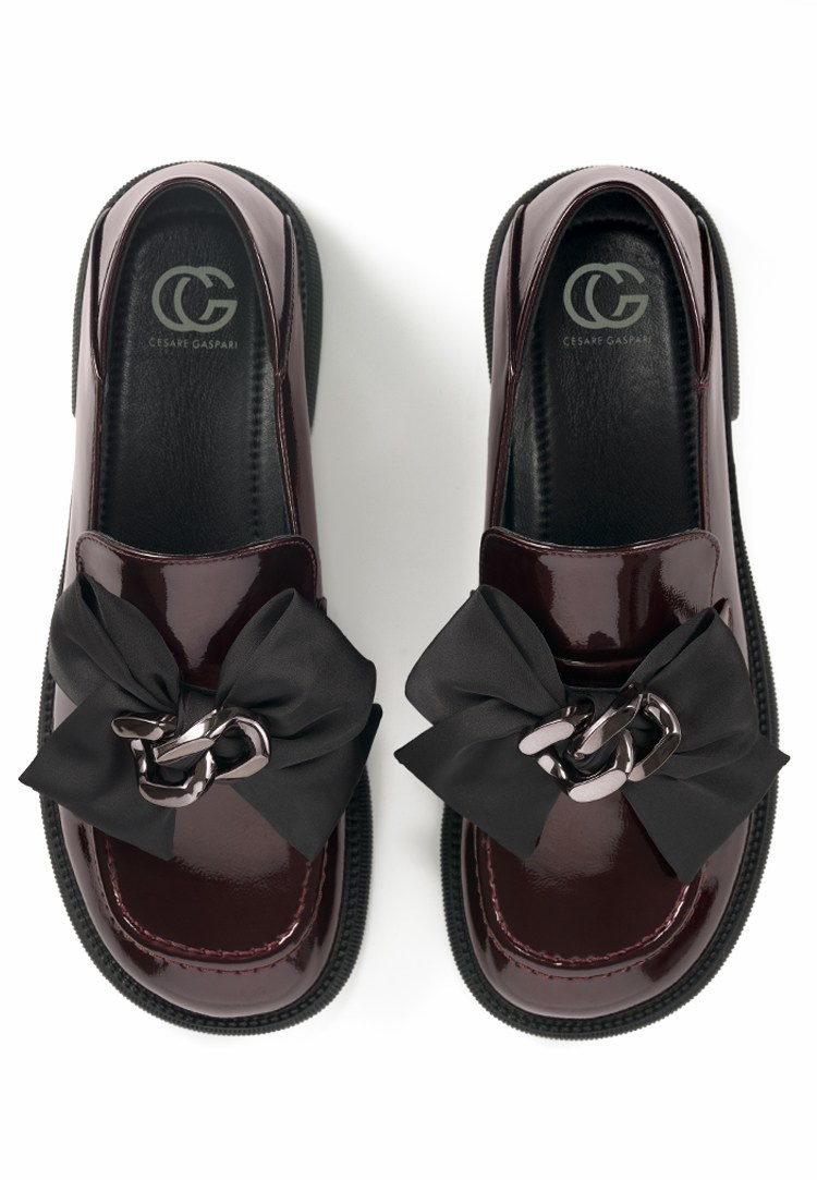 Par de zapatos con hebilla sobre fondo blanco