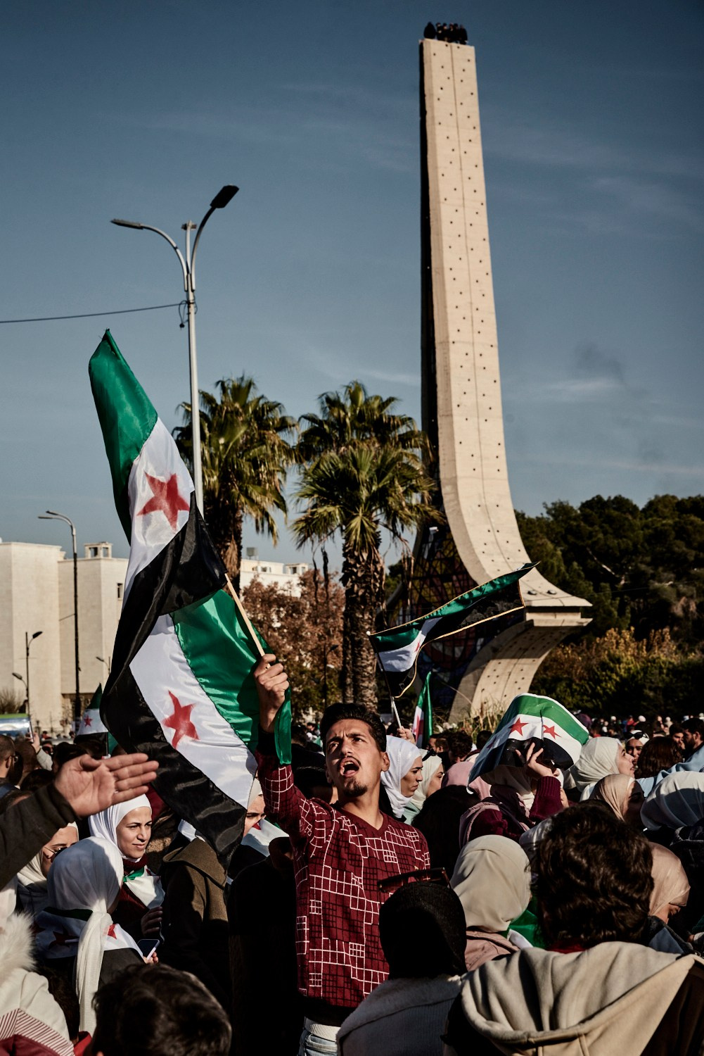 Damas, 15 décembre 2024 – Le peuple syrien laisse éclater sa joie sur la Place des Omeyyades, quelques jours après la chute de Bachar al-Assad.