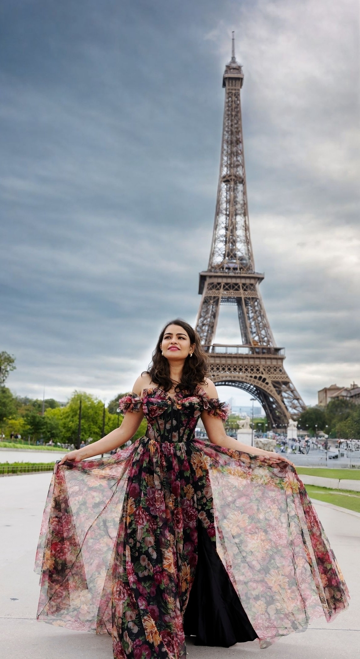 Street photoshoot in Paris. Alina Tagzieva- a photograper in Paris