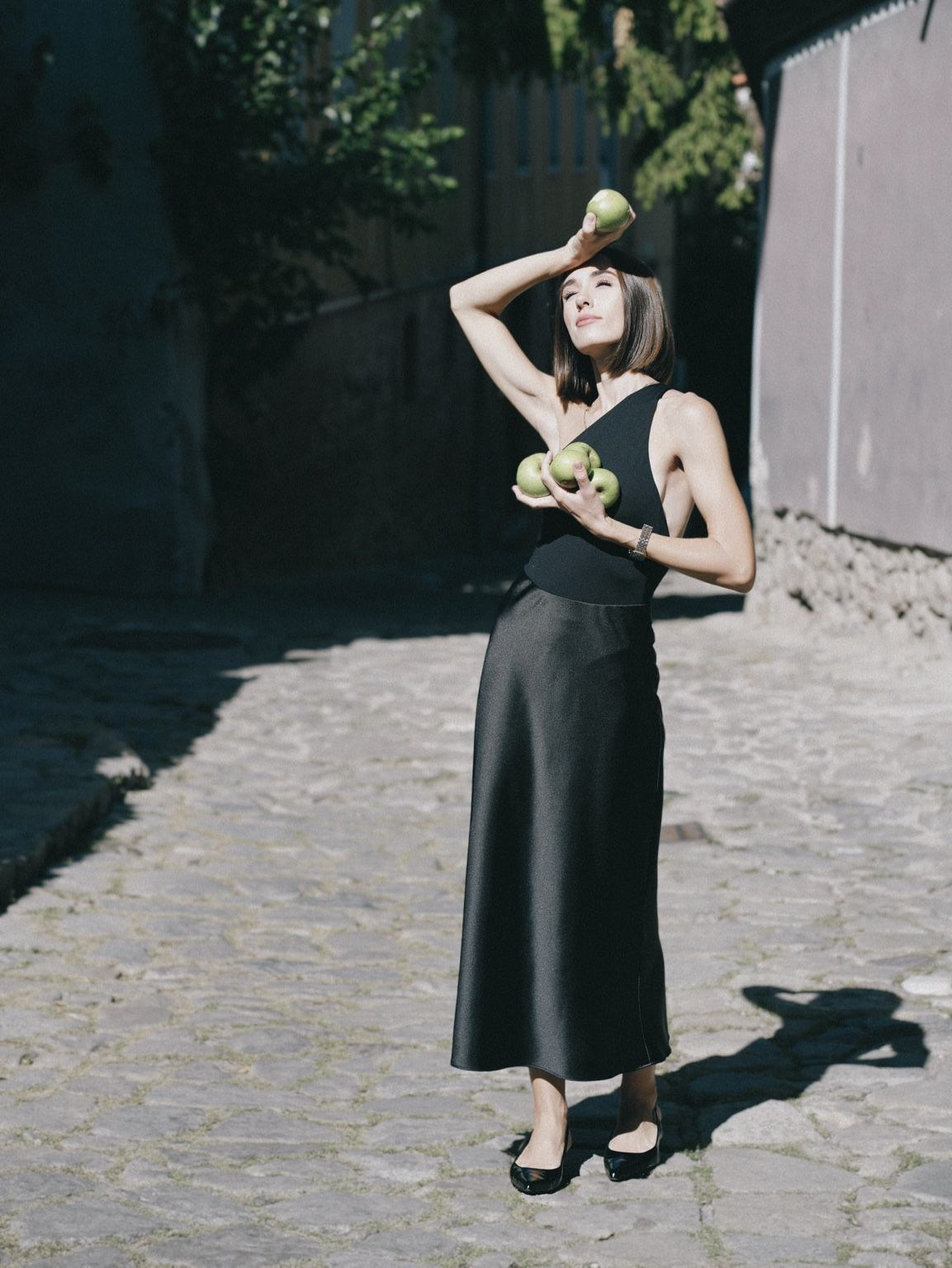 artistic portrait girl with apples Plovdiv