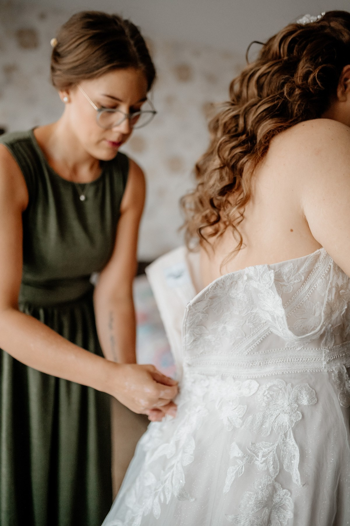 Braut beim Getting Ready mit Freundinnen, Hochzeit Brückenbaron