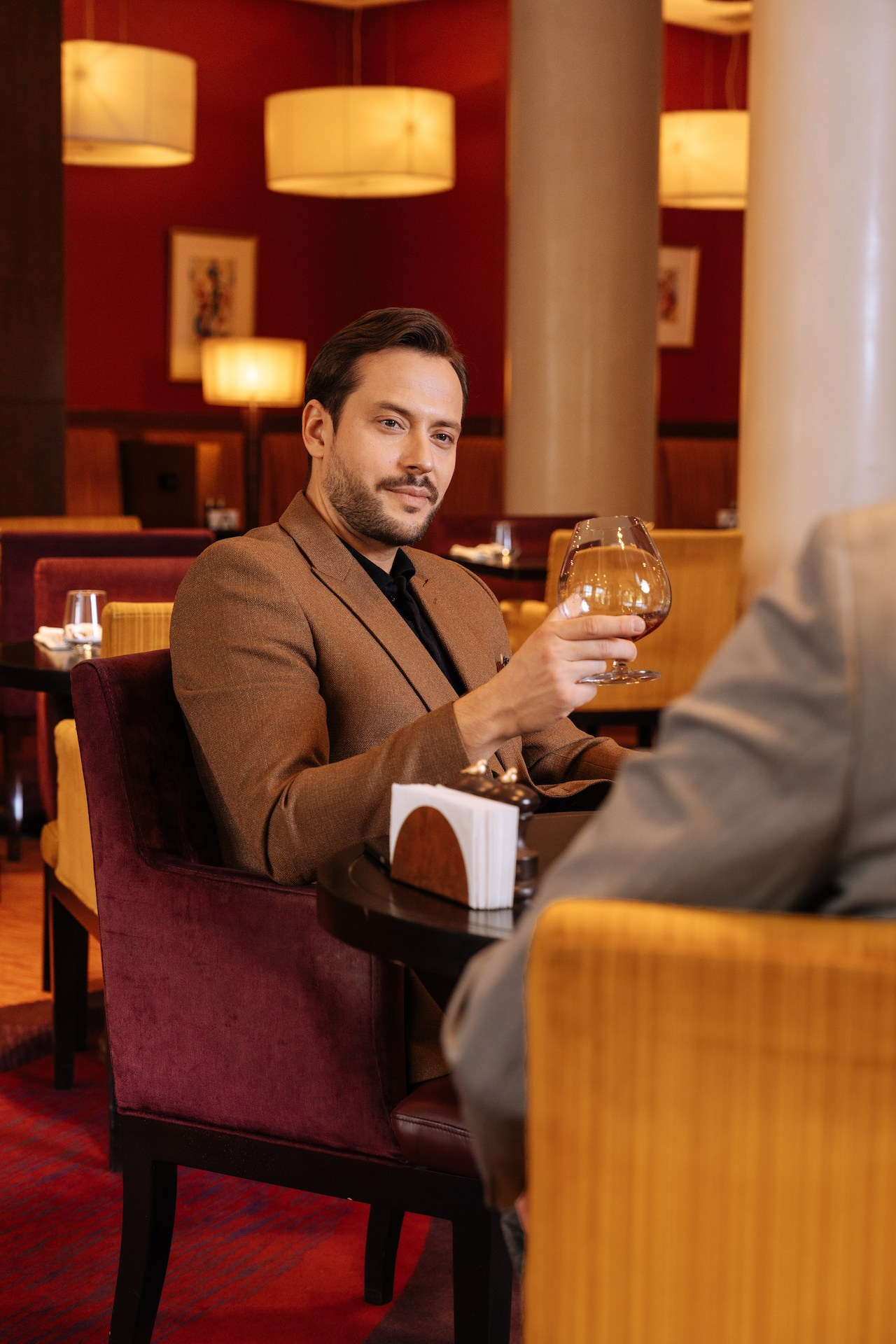 Неофициальная деловая встреча в кафе отеля