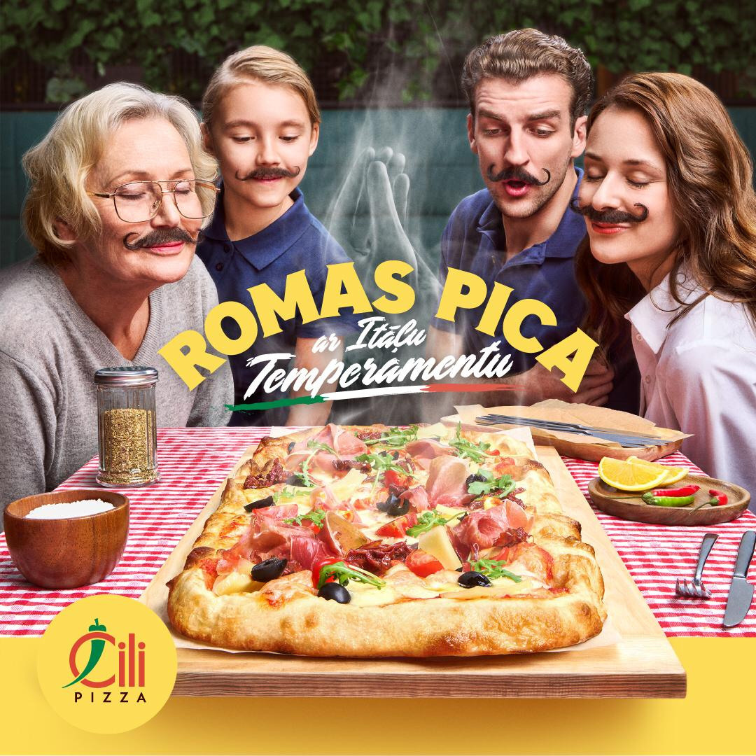 Reklāmas fotogrāfija ar ģimeni un picu priekšplānā