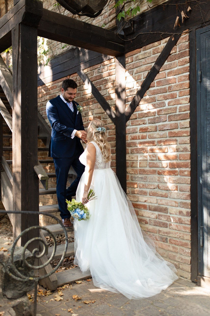 Svatební tým — svatební fotograf a kameraman. Dana Lišková — Empatická fotografka | Introspektivní umělkyně | Neurodivergentní koučka| Zakladatelka Artepy.cz