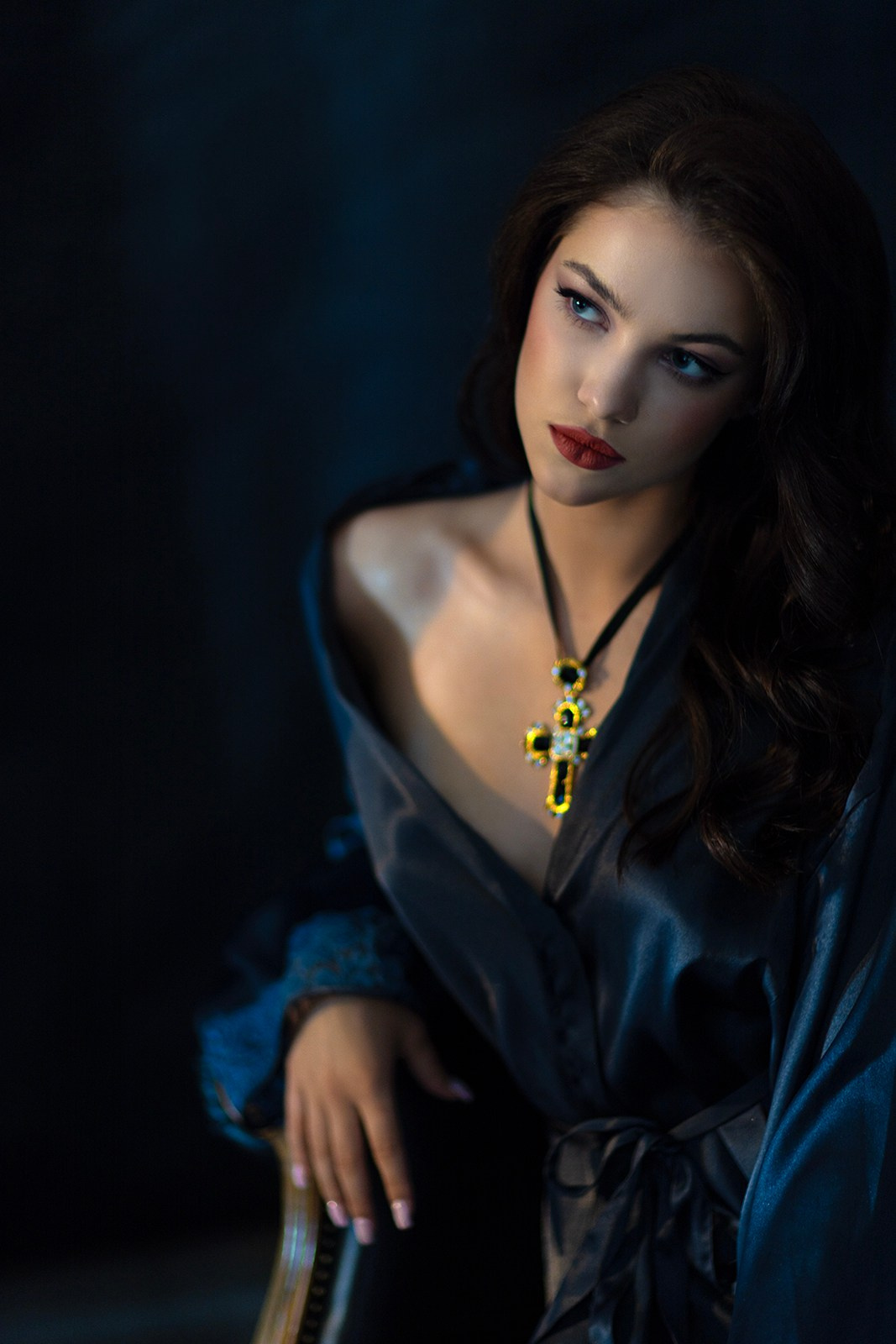 Арт-портрет женщины в вечернем платье, световая драматургия