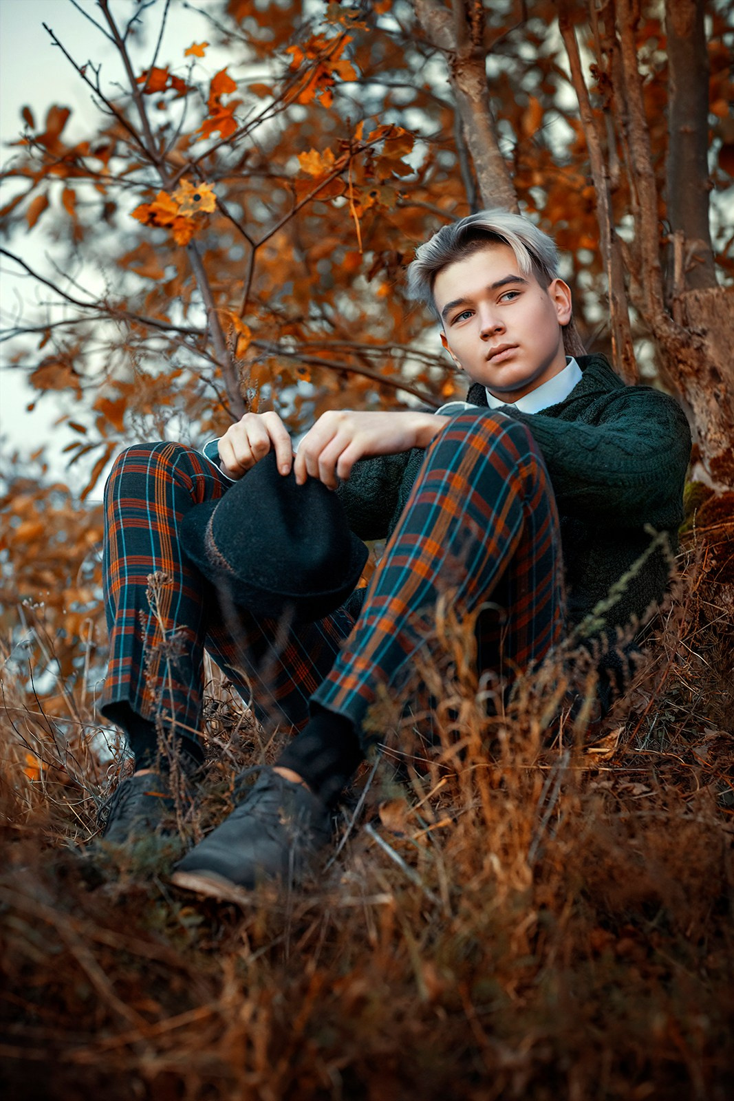 Мужской портрет в лесу, сказочный герой в тёплой гамме