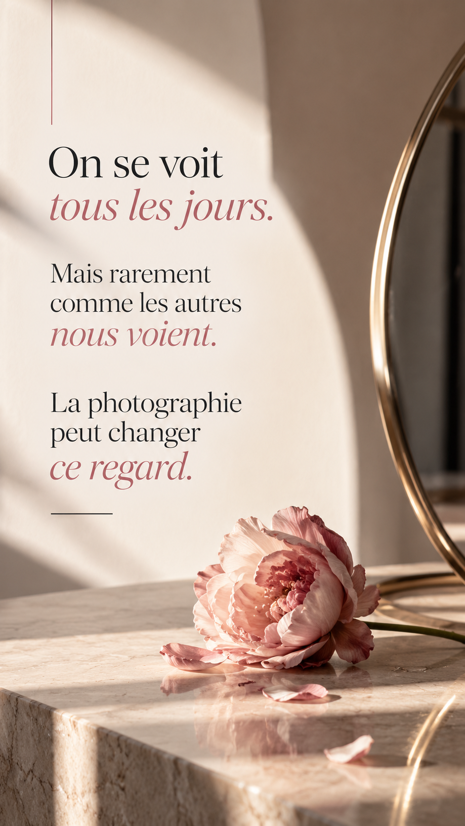 Portrait de femme en veste rose réalisé en studio par une photographe portrait dans le Tarn