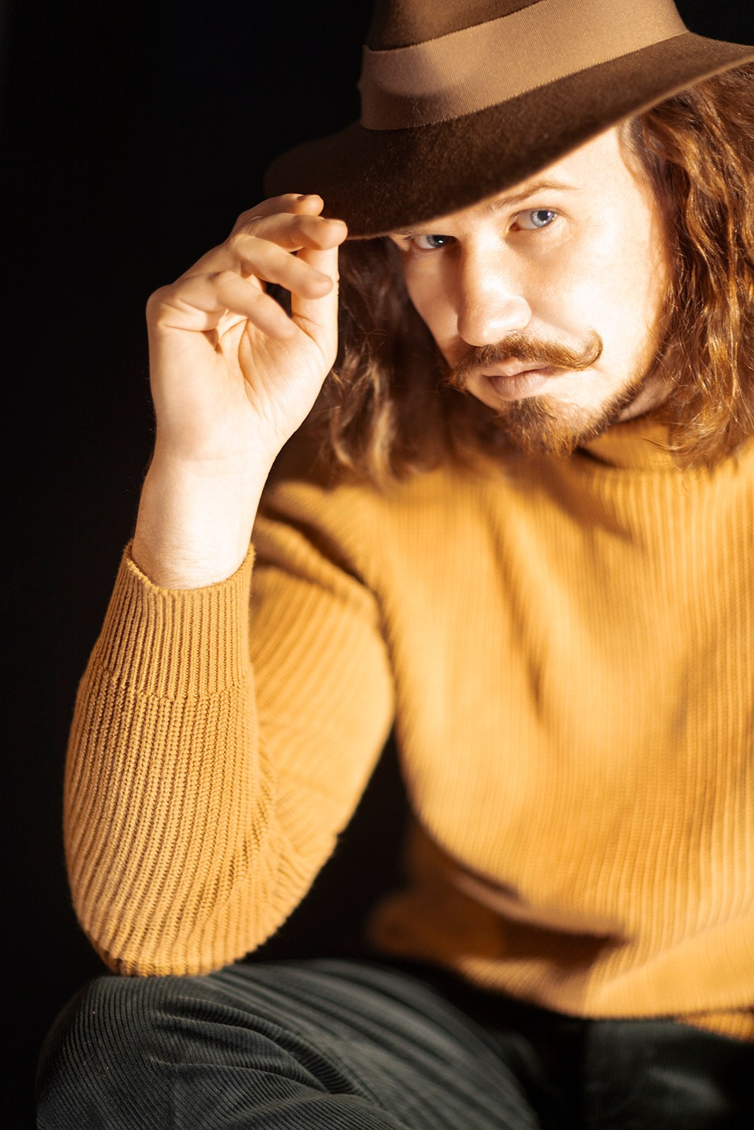 Портрет мужчины в шляпе и горчичном свитере, мужская студийная съёмка