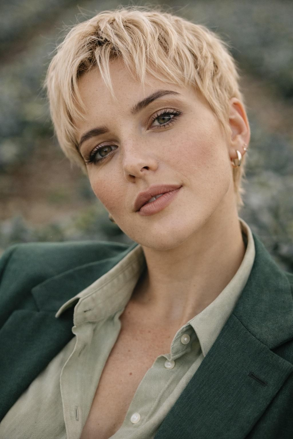 Бизнес портрет женщины в городской среде