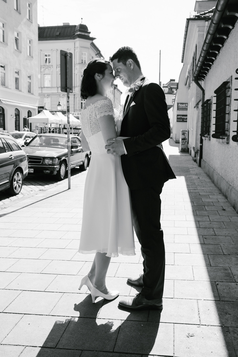 Hochzeitsfotograf im Standesamt Schloss Suresnes, München. Inna Zaytseva Photography | Fotografin in München | Content Creation