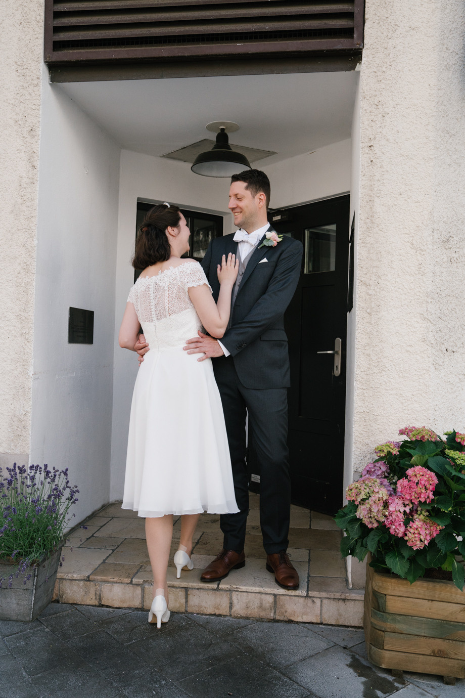 Hochzeitsfotograf im Standesamt Schloss Suresnes, München. Inna Zaytseva Photography | Fotografin in München | Content Creation