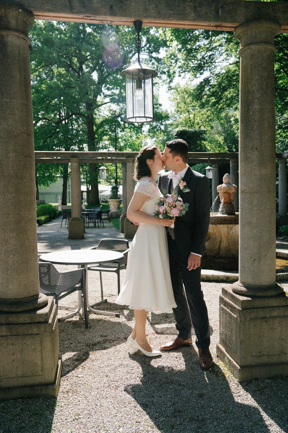 Hochzeitsfotograf im Standesamt Schloss Suresnes, München. Inna Zaytseva Photography | Fotografin in München | Content Creation