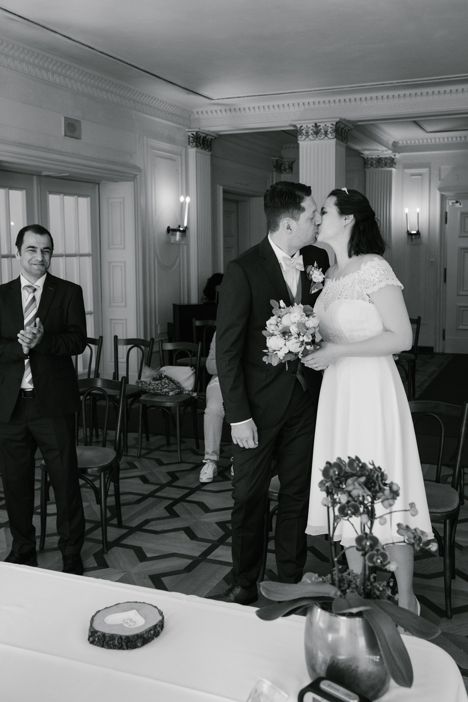 Hochzeitsfotograf im Standesamt Schloss Suresnes, München. Inna Zaytseva Photography | Fotografin in München | Content Creation