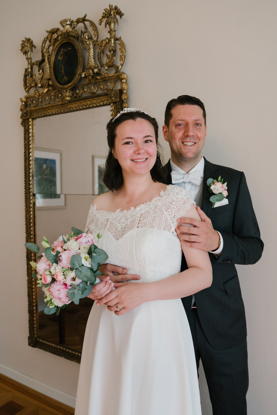 Hochzeitsfotograf im Standesamt Schloss Suresnes, München. Inna Zaytseva Photography | Fotografin in München | Content Creation