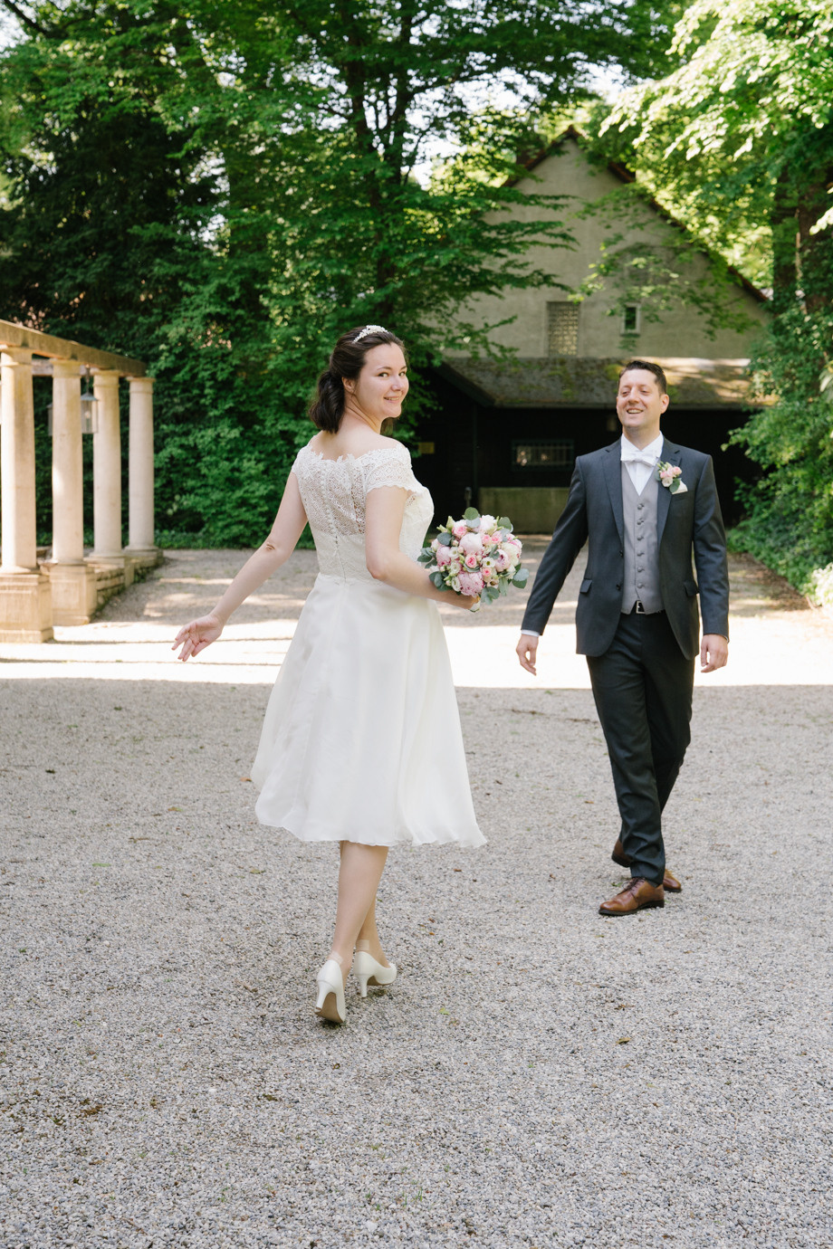 Hochzeitsfotograf im Standesamt Schloss Suresnes, München. Inna Zaytseva Photography | Fotografin in München | Content Creation