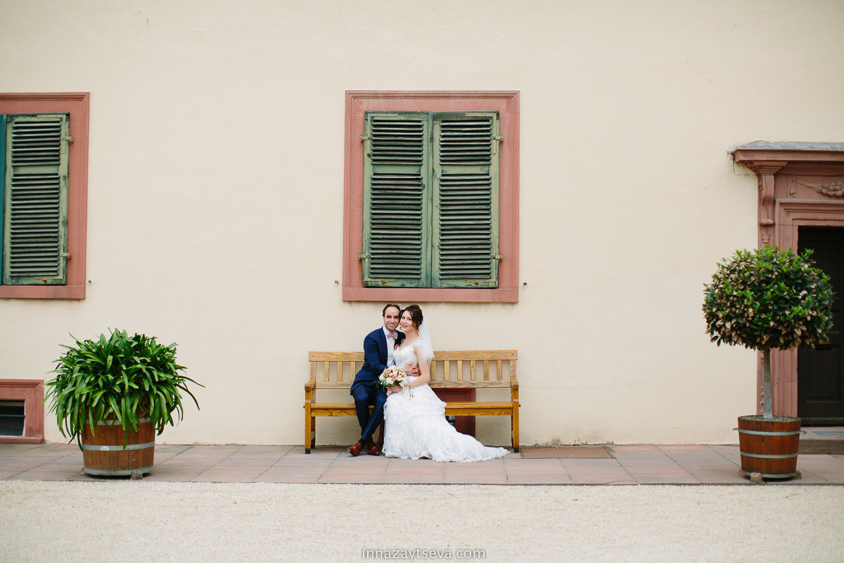 Wedding photographer in wedding venue Schloss Bad Homburg, Frankfurt area