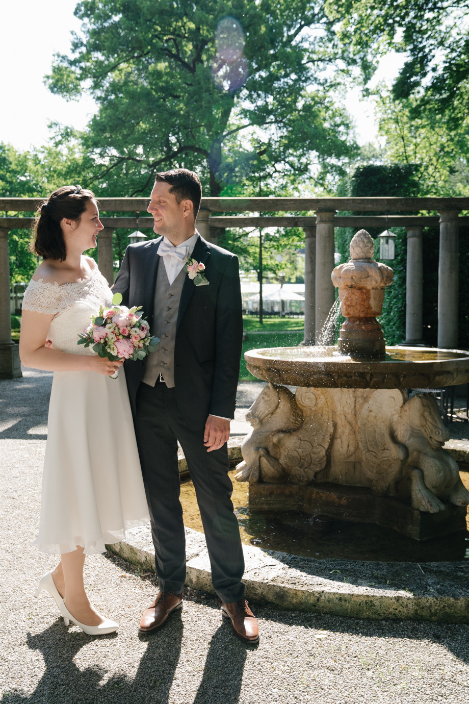 Hochzeitsfotograf im Standesamt Schloss Suresnes, München. Inna Zaytseva Photography | Fotografin in München | Content Creation
