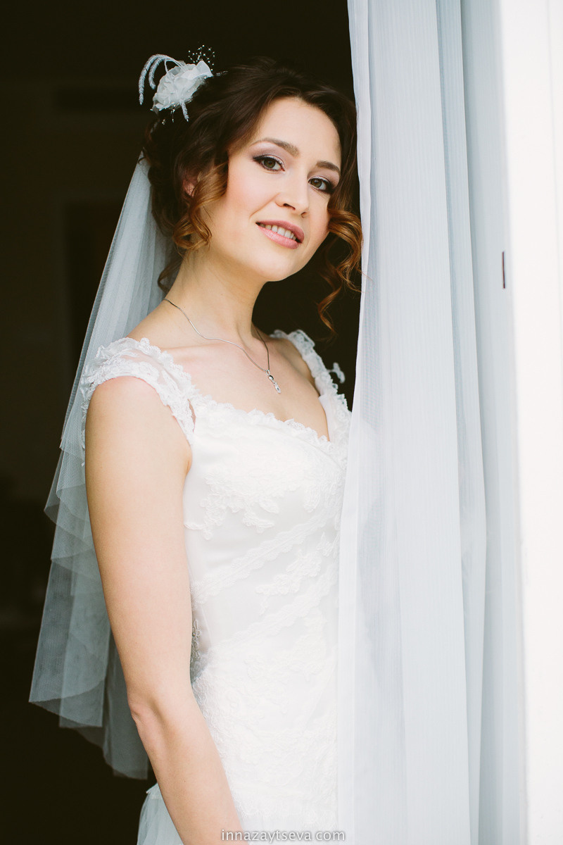 Brides wedding morning portrait in Frankfurt