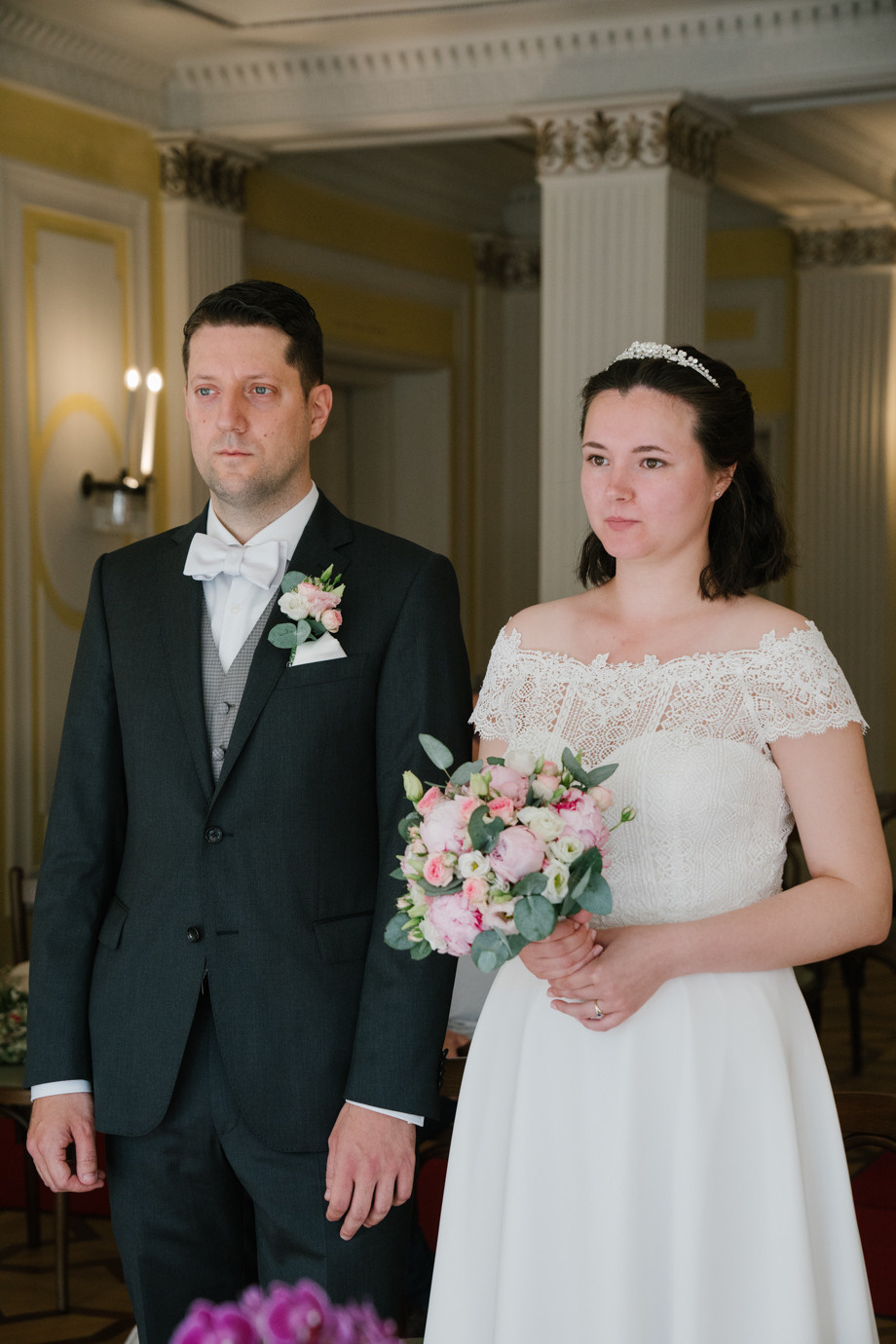 Hochzeitsfotograf im Standesamt Schloss Suresnes, München. Inna Zaytseva Photography | Fotografin in München | Content Creation