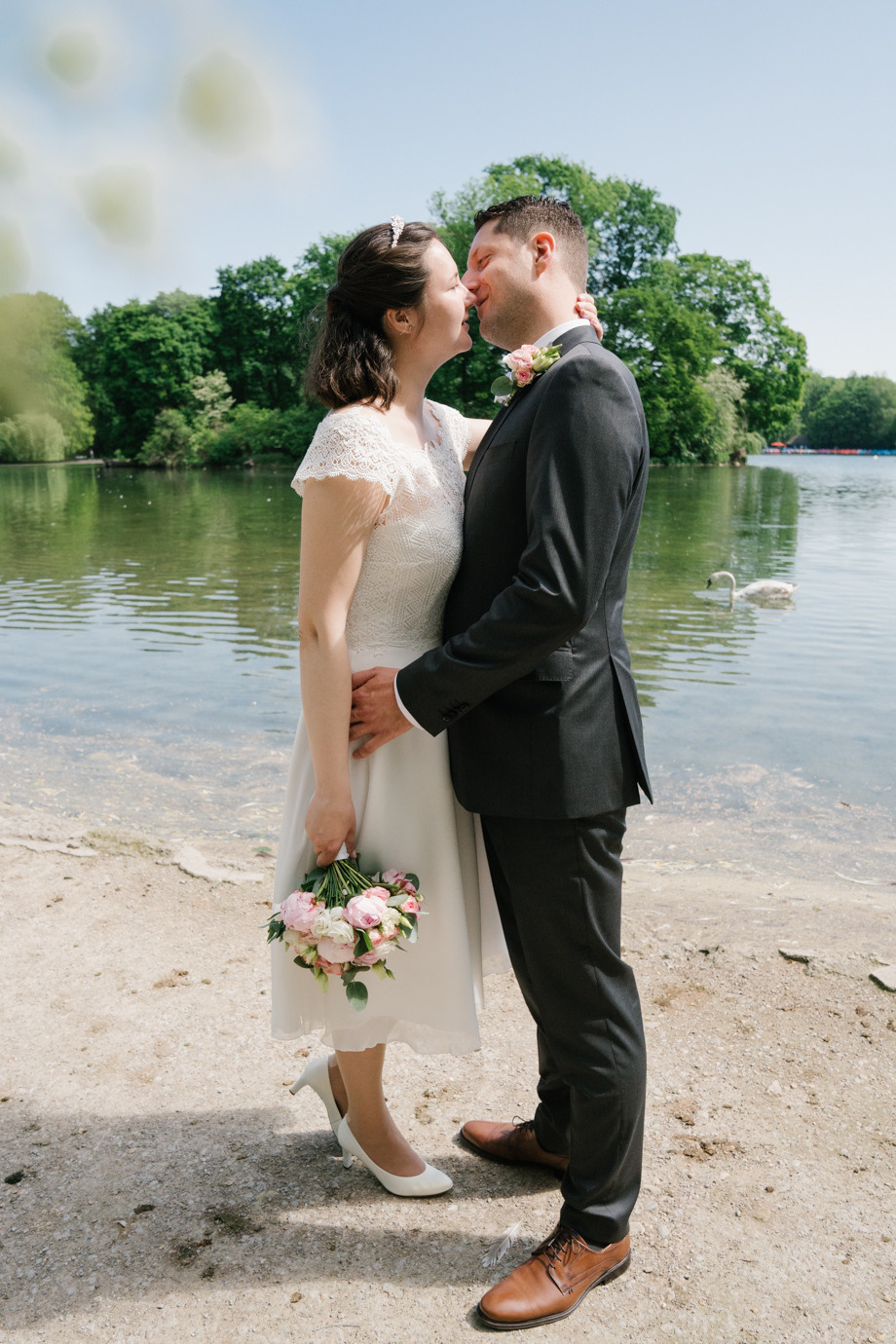 Hochzeitsfotograf im Standesamt Schloss Suresnes, München. Inna Zaytseva Photography | Fotografin in München | Content Creation
