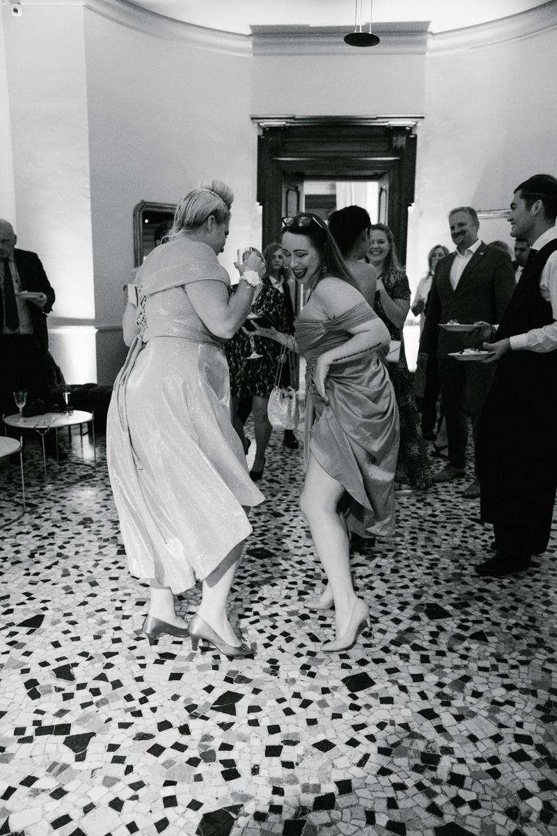 Hochzeitsfotograf über inspirierende Hochzeit am Comer See. Inna Zaytseva Photography | Fotografin in München | Content Creation