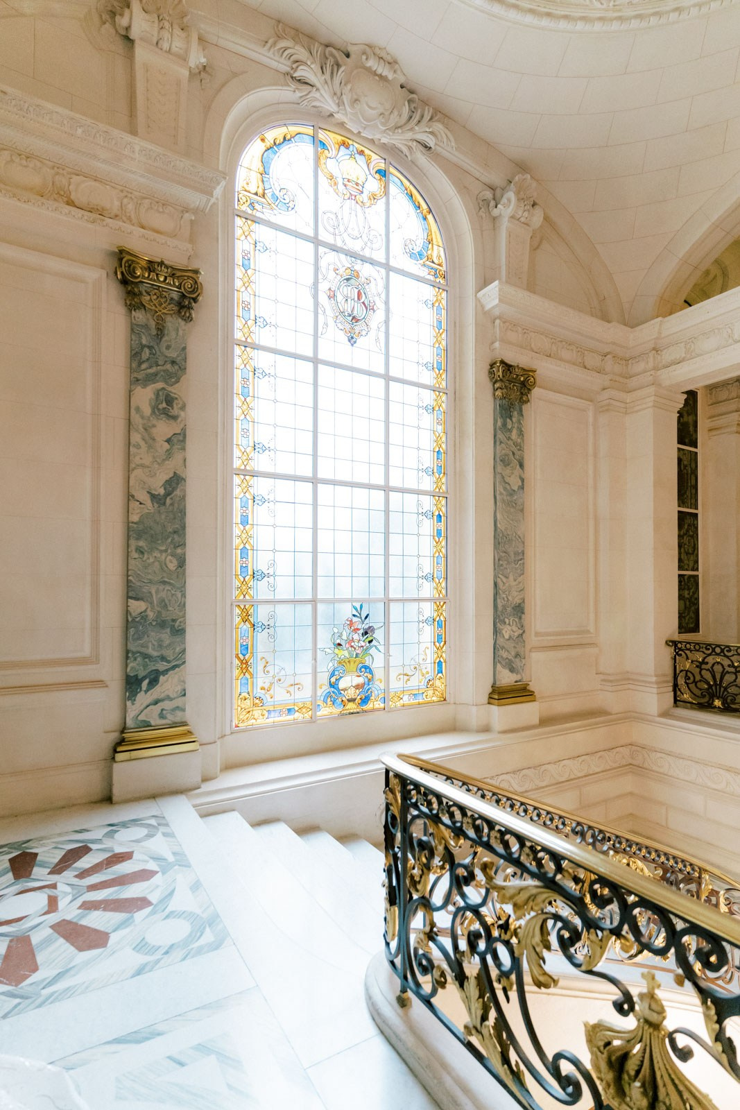 A Luxurious Wedding Photoshoot at Shangri-La Paris. Photographe à Paris