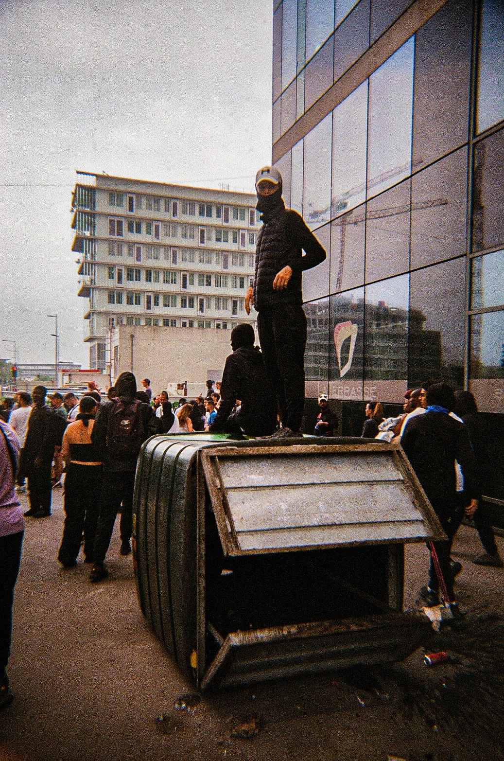 Lors des affrontements à Nanterre, de nombreuses infrastructures ont été renversées ou endommagées. Un jeune se tient sur une poubelle, au milieu des débris.