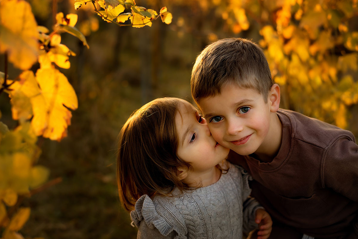 Een jongen en een meisje in de wijngaarden