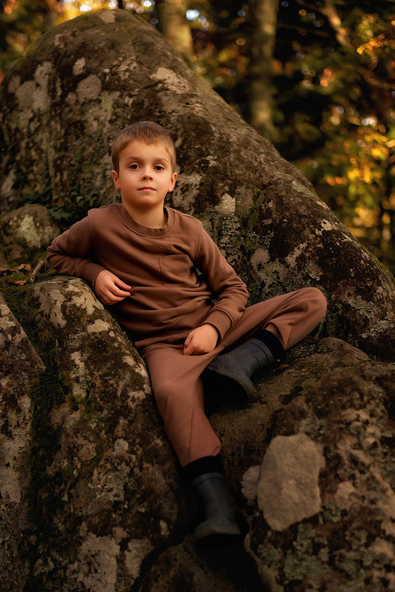 Een jongen op de berg