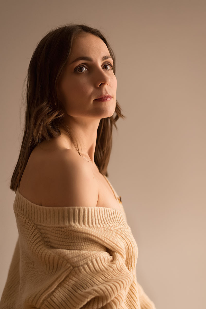 Portret foto van een vrouw in lichtbruin tonen