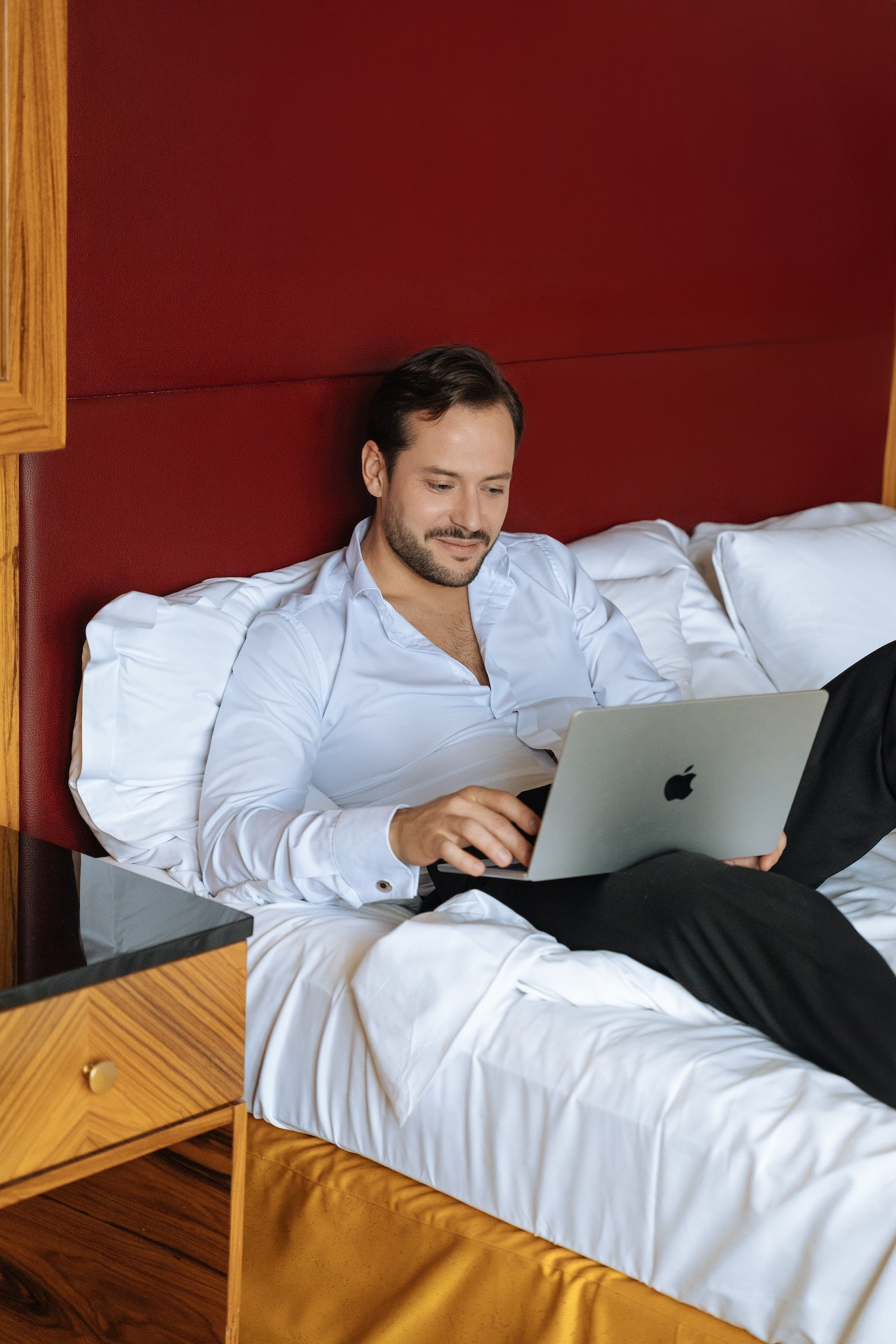 Гость отеля работает в постели