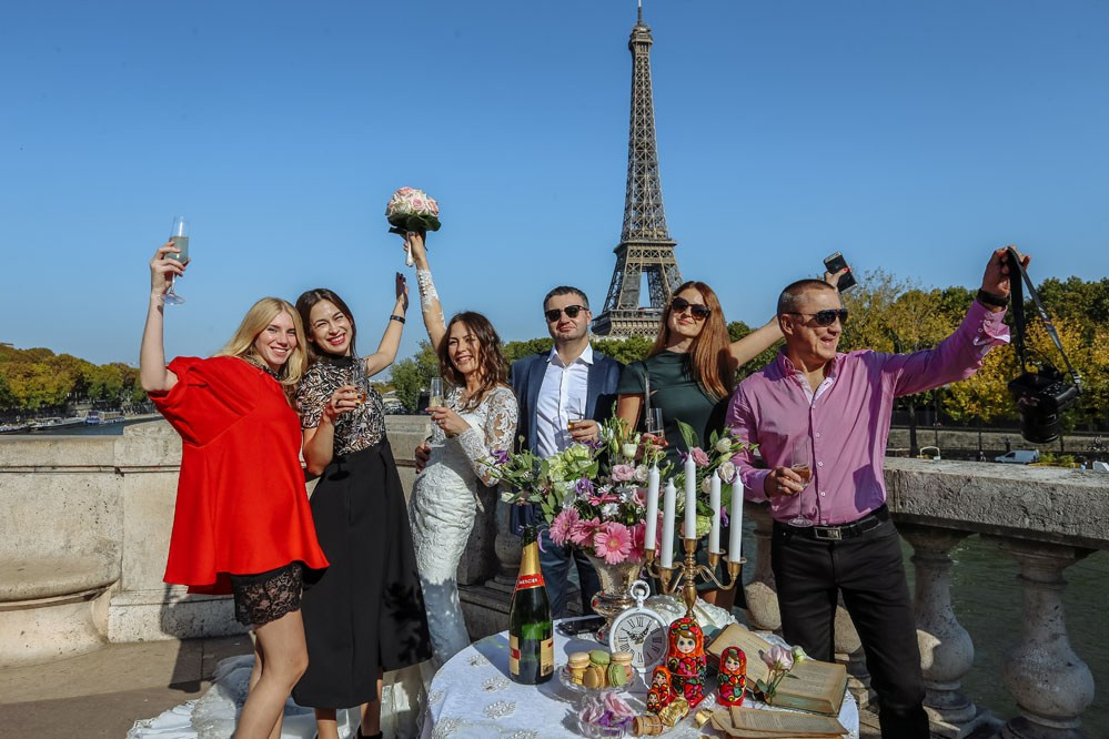 Bir-Hakeim Bridge in Paris — The Iconic Location for Luxury Proposal & Elopement Photography. Photographe à Paris