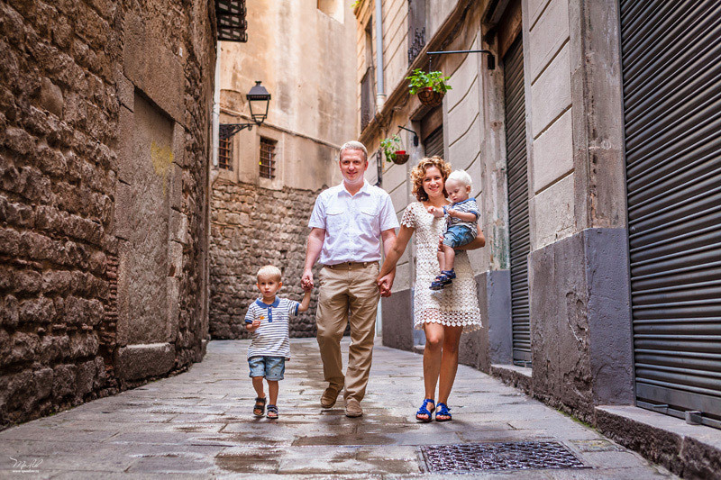 Sesión de fotos familiares en Barcelona. Fotógrafo en Barcelona  Maslik Yulia