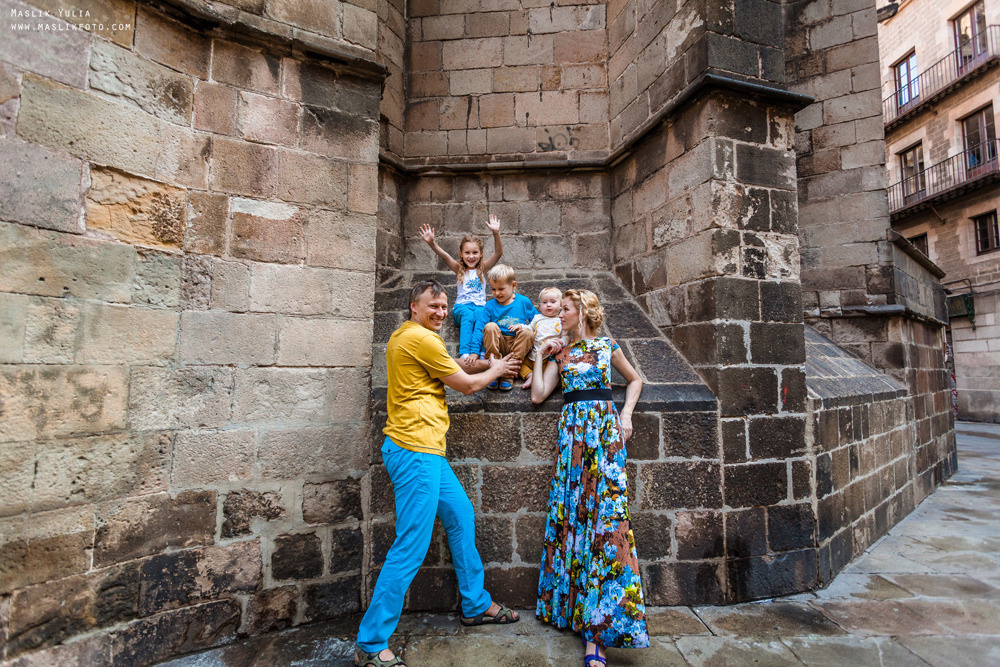 Sesión de fotos familiares en un viaje a Barcelona. Fotógrafo en Barcelona  Maslik Yulia