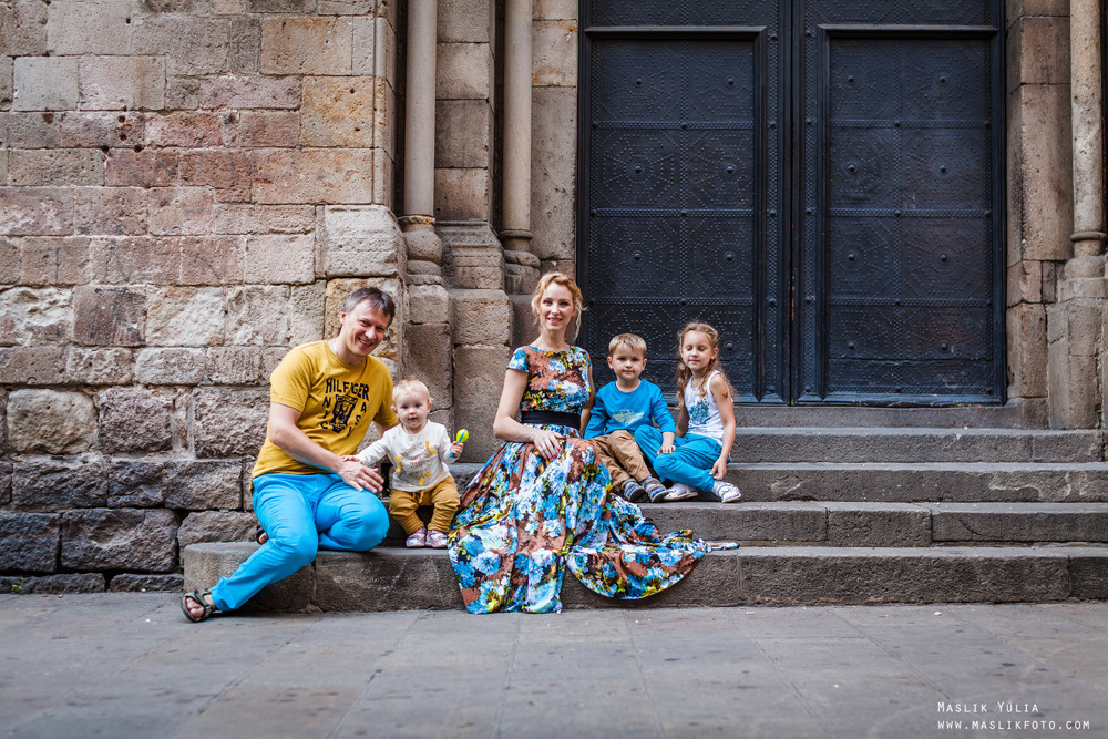 Sesión de fotos familiares en un viaje a Barcelona. Fotógrafo en Barcelona  Maslik Yulia