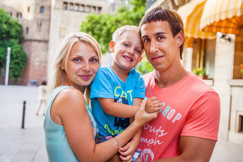 Perky sesión de fotos familiares en Barcelona. Fotógrafo en Barcelona  Maslik Yulia