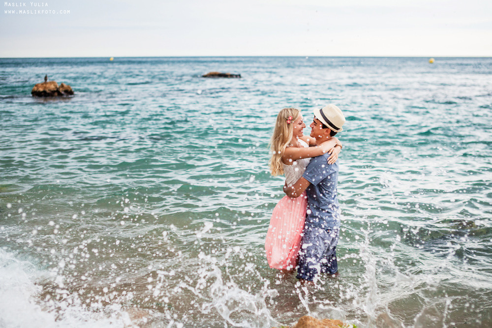 Beach photo shoot on the Costa Brava. Photographer in Barcelona Spain Maslik Yulia