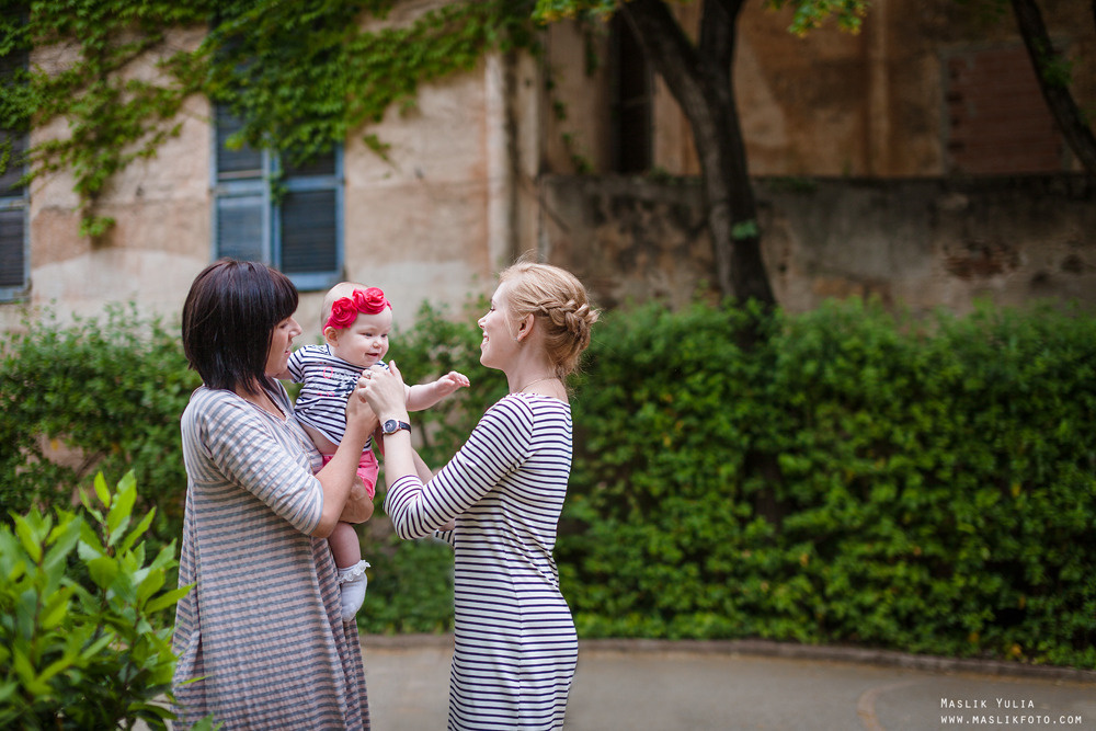 Семейная фотосессия в Барселоне в  парке Лабиринт. Фотограф в Барселоне Испании Маслик Юлия