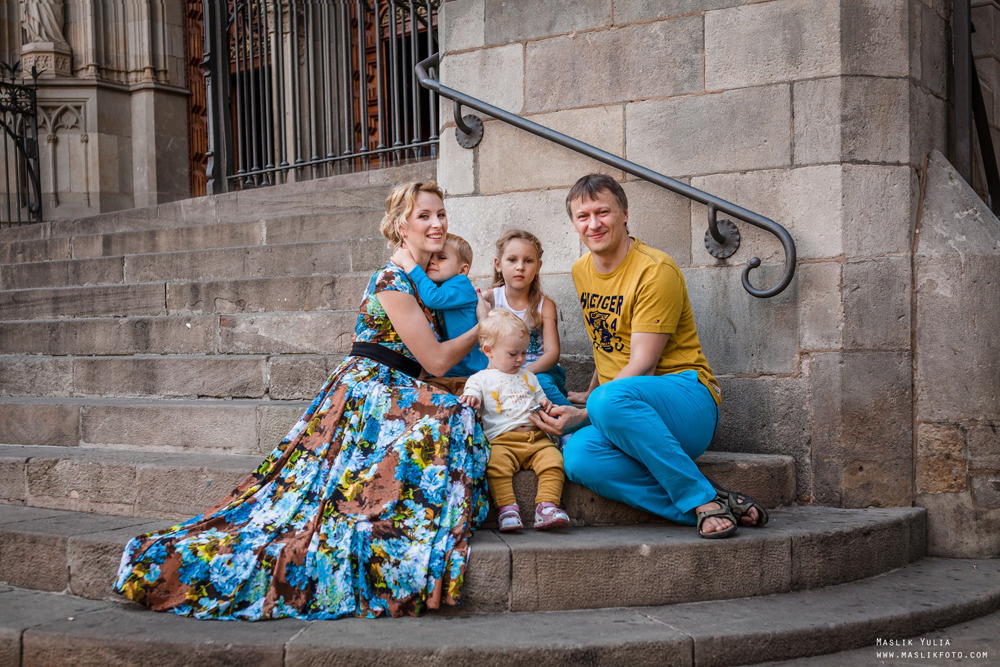 Sesión de fotos familiares en un viaje a Barcelona. Fotógrafo en Barcelona  Maslik Yulia