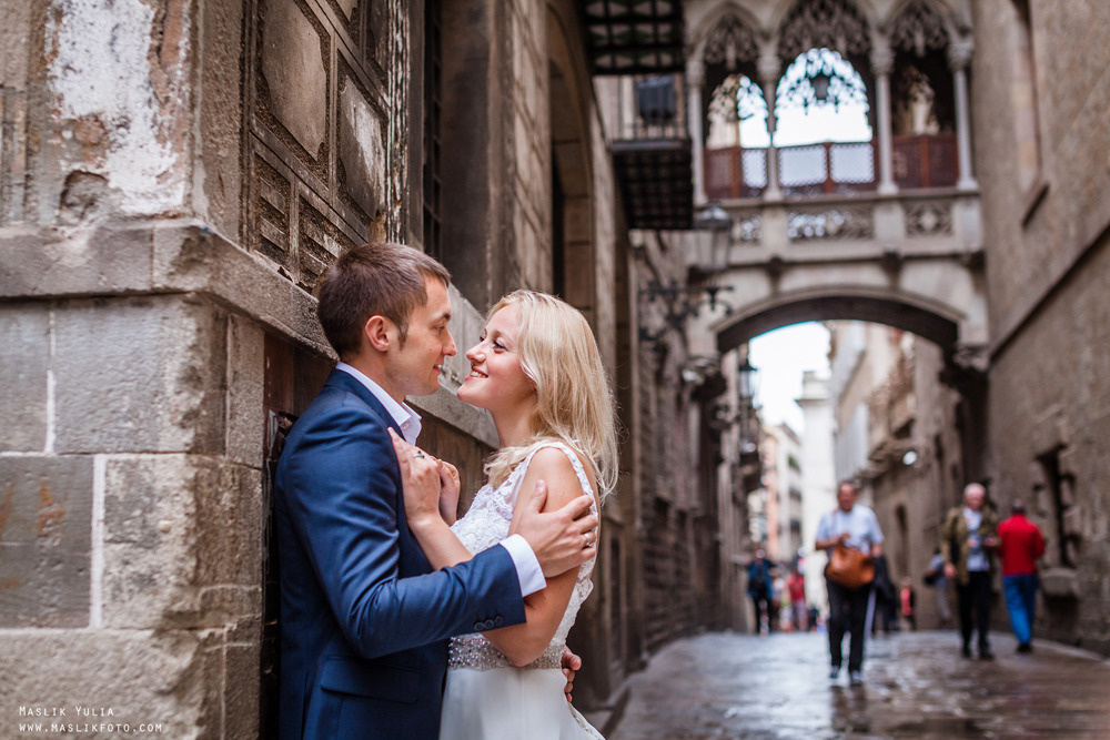 Sesión de fotos lluviosa en Barcelona. Fotógrafo en Barcelona  Maslik Yulia