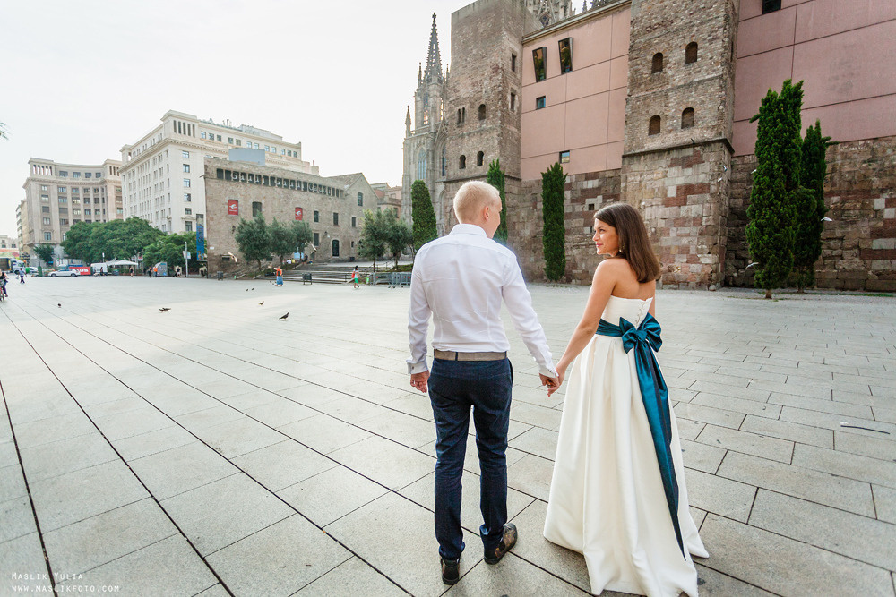 Elegante paseo fotográfico de boda. Fotógrafo en Barcelona  Maslik Yulia