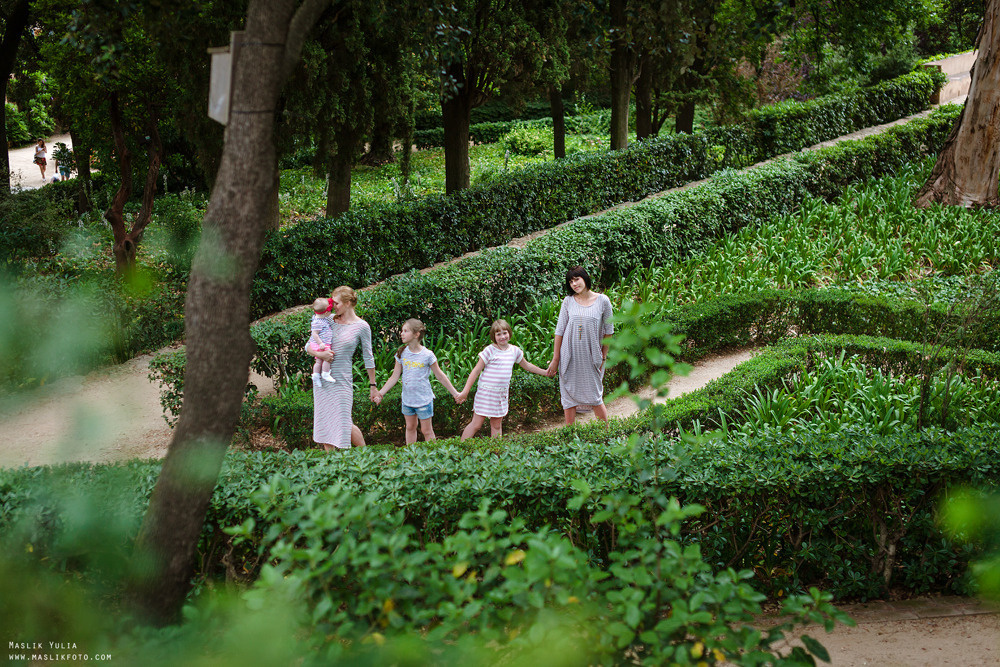 Семейная фотосессия в Барселоне в  парке Лабиринт. Фотограф в Барселоне Испании Маслик Юлия