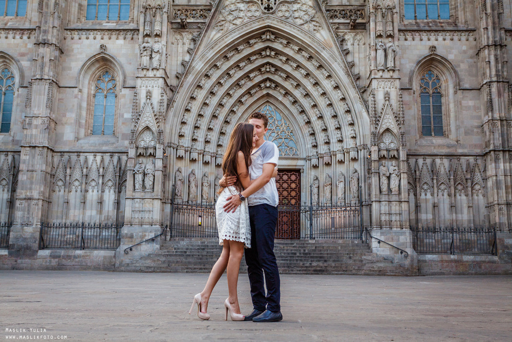 Impresionante paseo fotográfico de enamorados en Barcelona. Fotógrafo en Barcelona  Maslik Yulia
