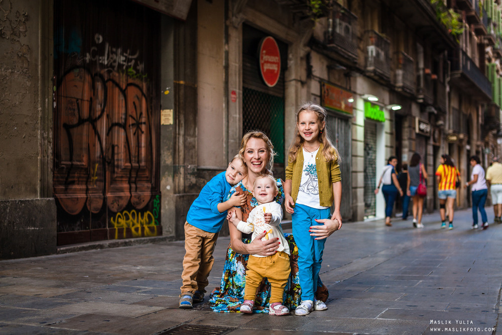 Sesión de fotos familiares en un viaje a Barcelona. Fotógrafo en Barcelona  Maslik Yulia