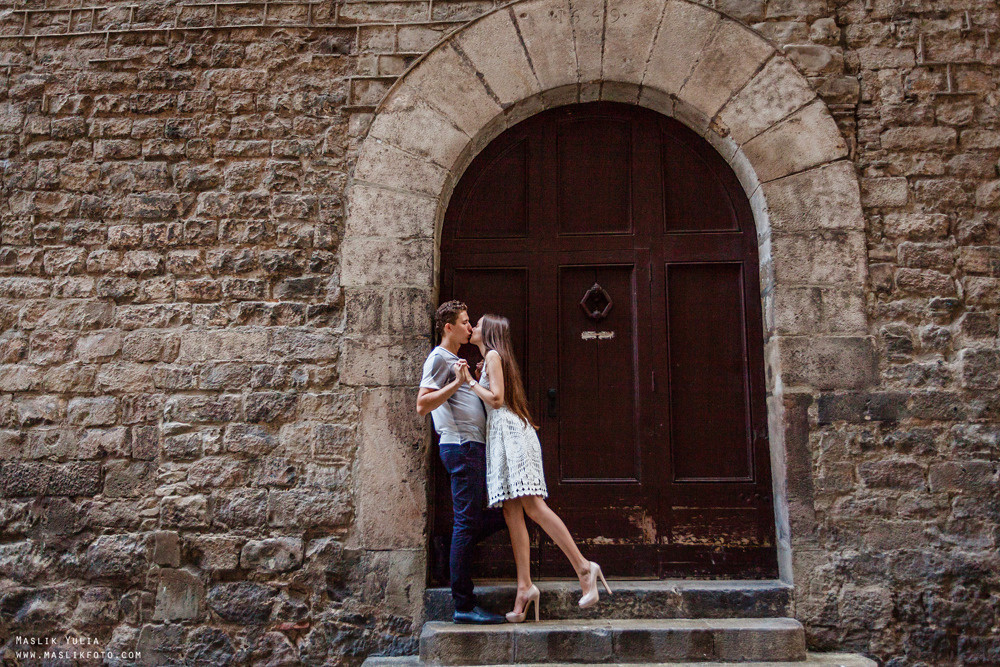 Impresionante paseo fotográfico de enamorados en Barcelona. Fotógrafo en Barcelona  Maslik Yulia