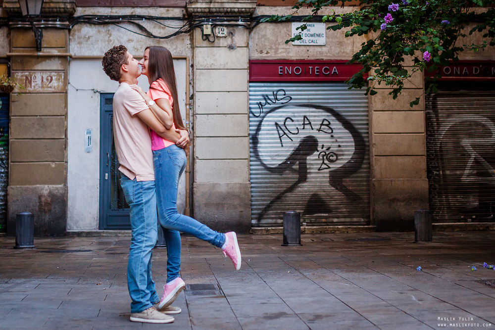 Impresionante paseo fotográfico de enamorados en Barcelona. Fotógrafo en Barcelona  Maslik Yulia